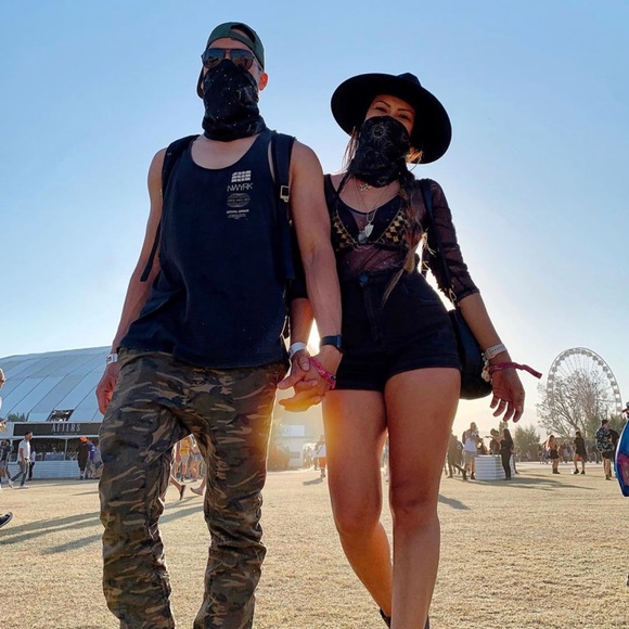 Instagram @partyof4sometimes2 - Picture 8 of 12